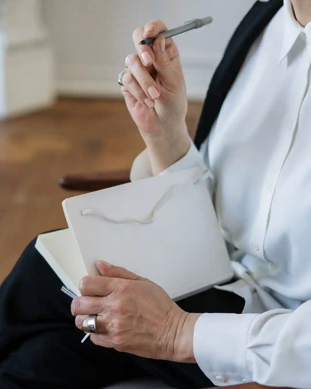 Wageund Gavel am Arbeitstisch